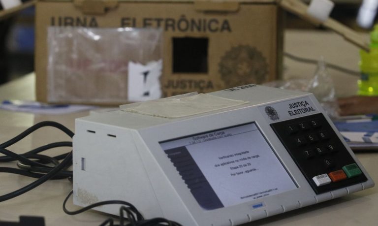 Jovens de 16 a 18 anos podem tirar 1º título de eleitor até 8 de maio