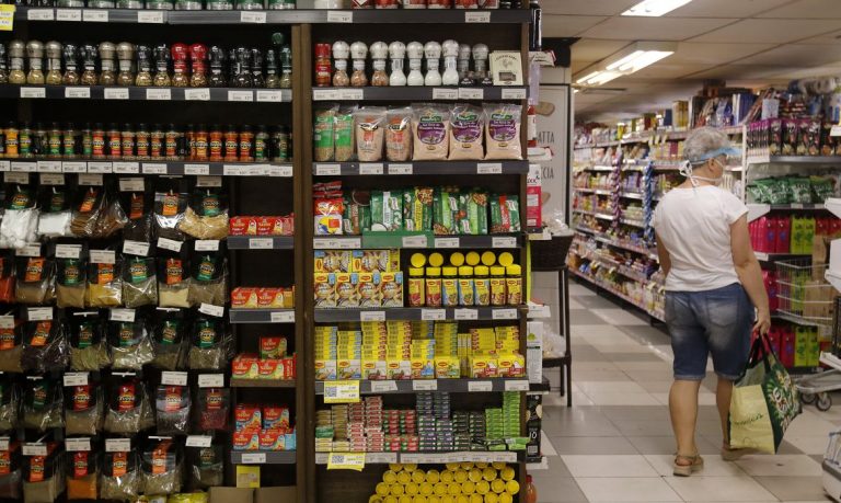 Consumo nos lares brasileiros recua 2,33% em agosto, mostra pesquisa