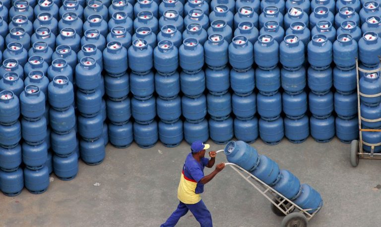 Petrobras reajusta hoje preços do gás de cozinha e da gasolina
