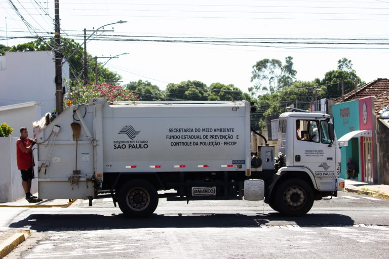 Prefeitura de Adamantina pede a colaboração da população na separação do lixo para coleta seletiva