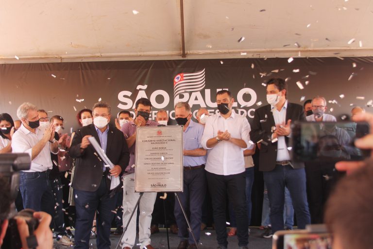 Salmourão entrega 104 casas populares da CDHU