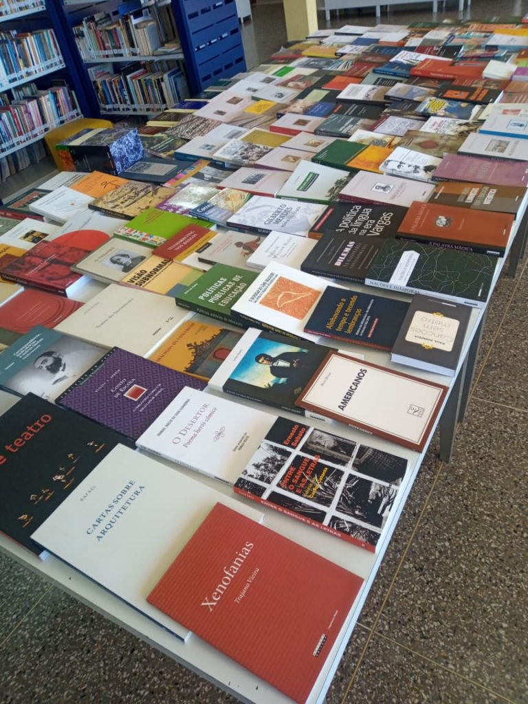 Biblioteca de Adamantina recebe doação de 156 livros da Unicamp