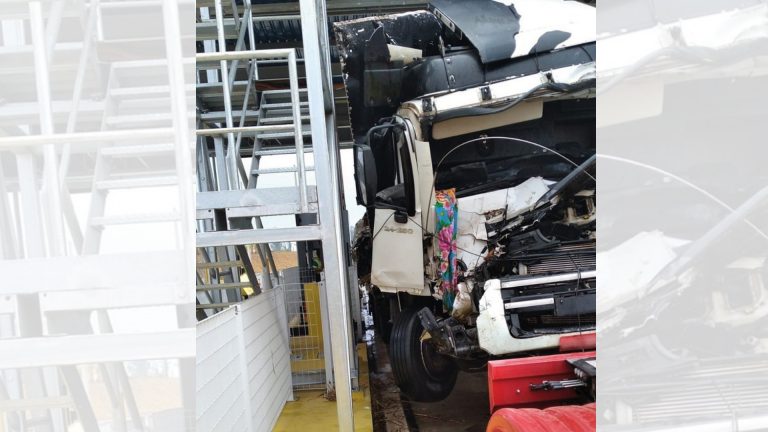 Caminhão bate na estrutura da praça de pedágio na SP-294 entre Inúbia e Lucélia