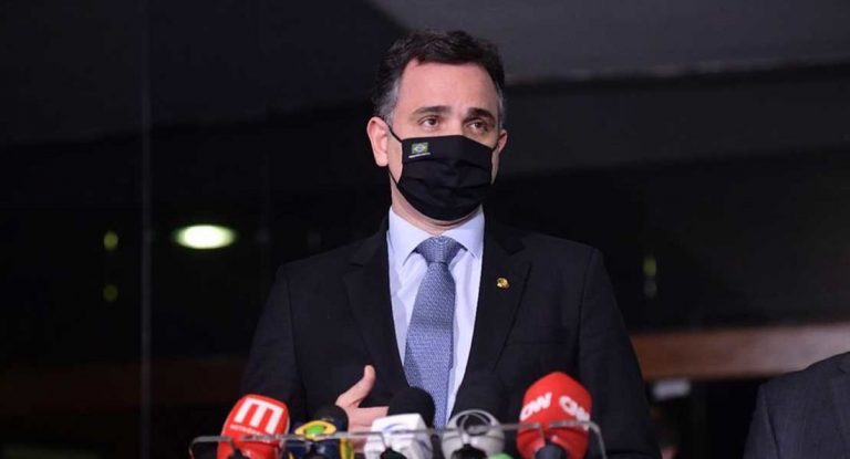 Presidente do Senado prevê queda de veto à distribuição de absorventes