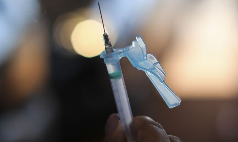 Estado antecipa segunda dose da AstraZeneca para oito semanas