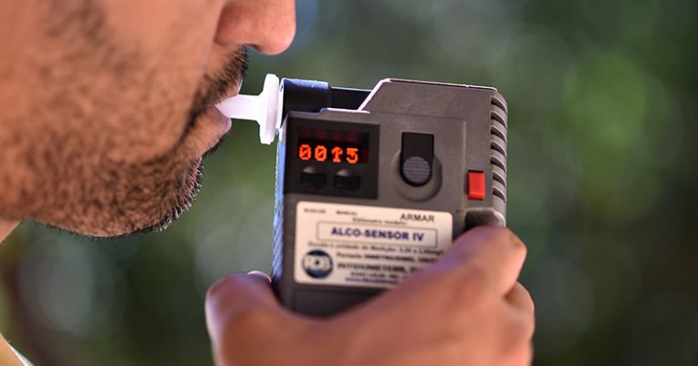 Homem é preso na praça de pedágio acusado de dirigir bêbado