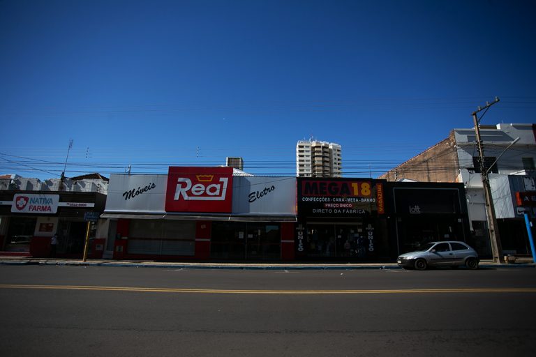 Supermercados funcionam nesta terça; comércio não abre