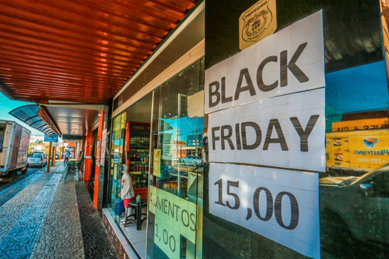 Comércio de Adamantina abrirá em horário especial na Black Friday