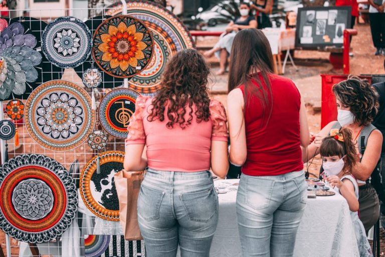 Valorize a arte local: Feira Camaleão ocorre neste domingo no Parque Caldeira