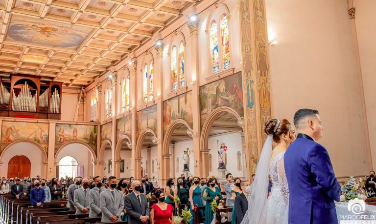 Com avanço da vacinação, casais voltam a sonhar com festa de casamento