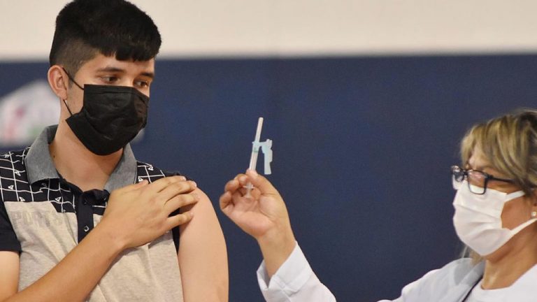 Covid-19: ministério reduz intervalo de reforço e amplia público