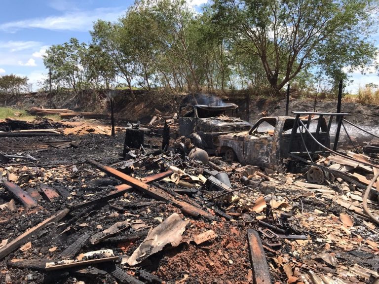 Empresário estima prejuízo de cerca de R$ 600 mil após incêndio em madeireira