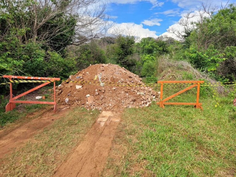 Lucélia interdita ponte de madeira da estrada rural do bairro Santa Maria
