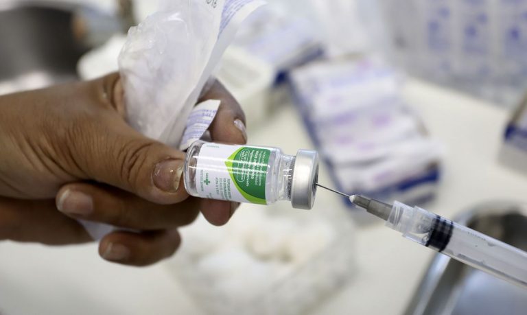 Capital paulista começa a vacinar grupo prioritário contra gripe