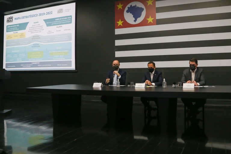 Professor da rede estadual de SP terá até 73% de aumento e salário inicial de R$ 5 mil