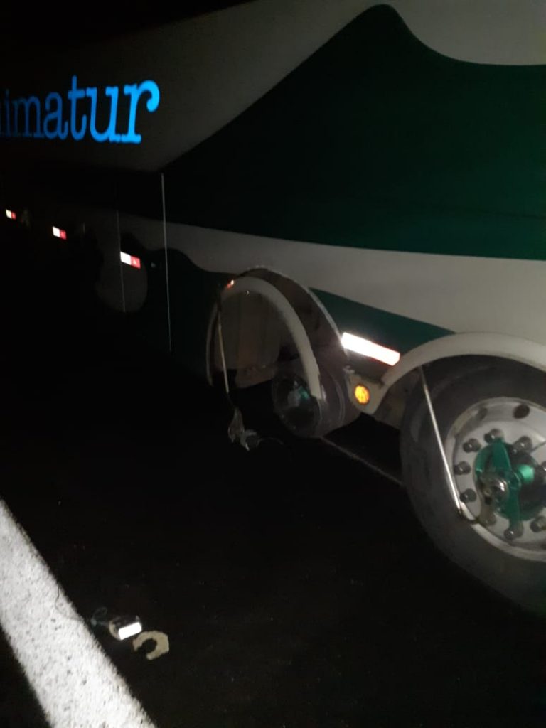 Passageiros de ônibus quebrado ficam mais de seis horas em rodovia; veículo extra também quebra