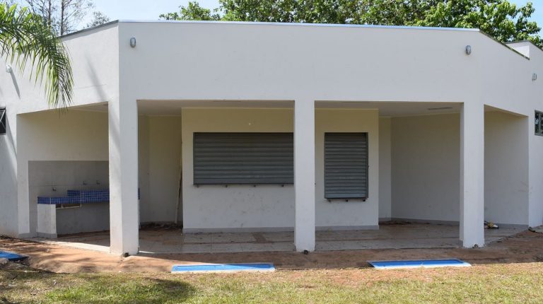 Prefeitura inaugura obras públicas com jogo amistoso de futebol