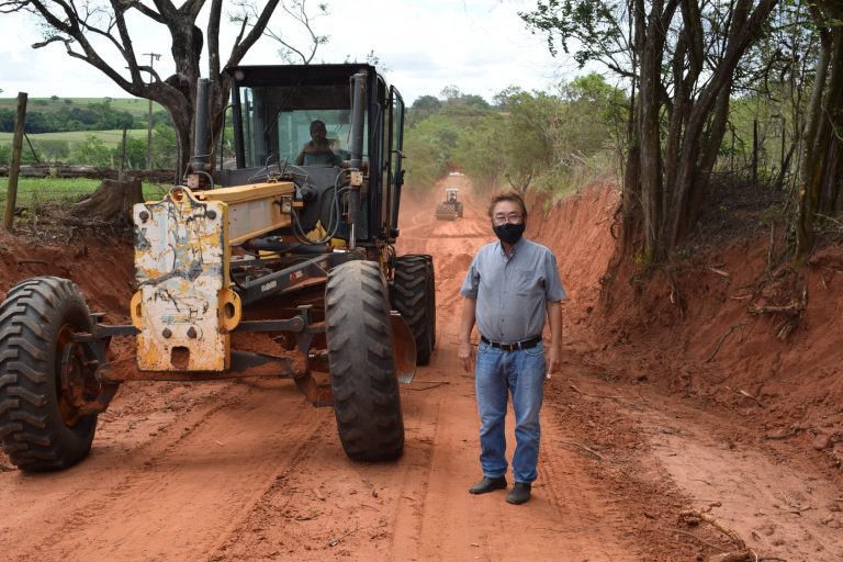 Parapuã promove manutenção de estrada rural em parceria com Estado