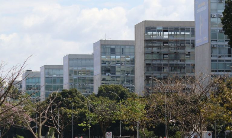 Servidores aposentados têm até sexta para fazer prova de vida