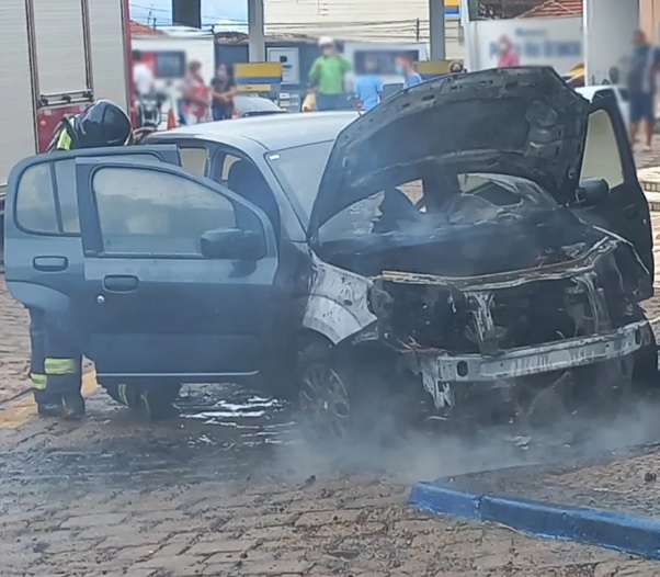 Carro pega fogo no Centro de Adamantina