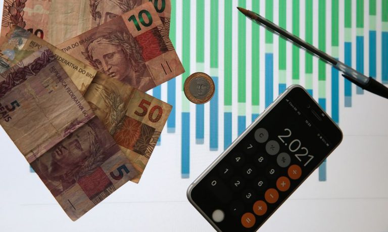 Inflação sobe 0,73% em dezembro e fecha o ano em 10,16%, diz IBGE
