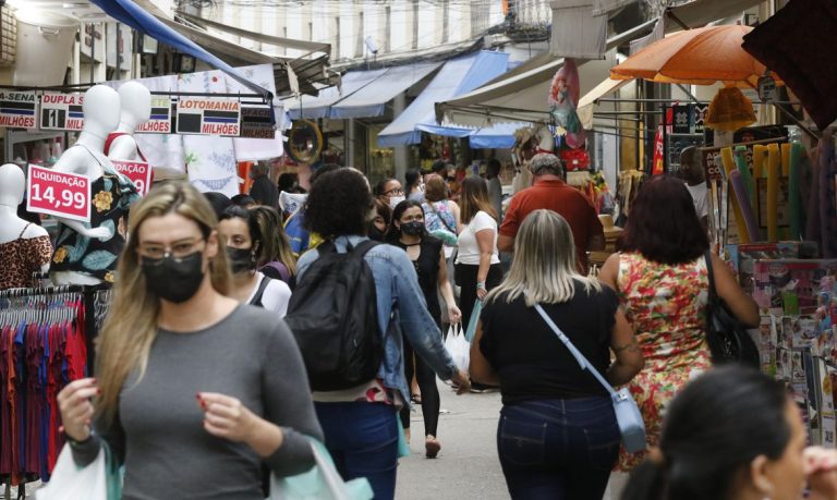 Confiança do consumidor recua 1,4 ponto em janeiro, aponta FGV