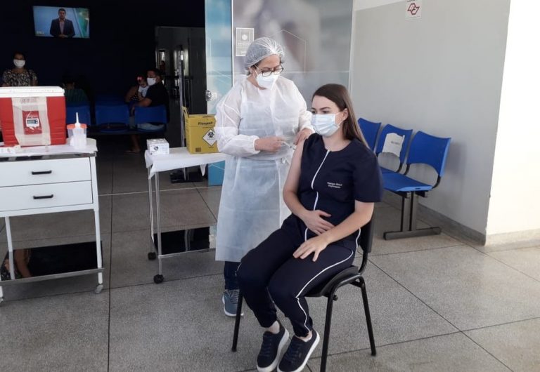 Há um ano Adamantina vacinava 1ª pessoa contra covid-19