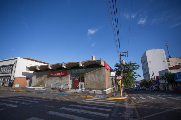 Bancos funcionam em horário reduzido nesta terça
