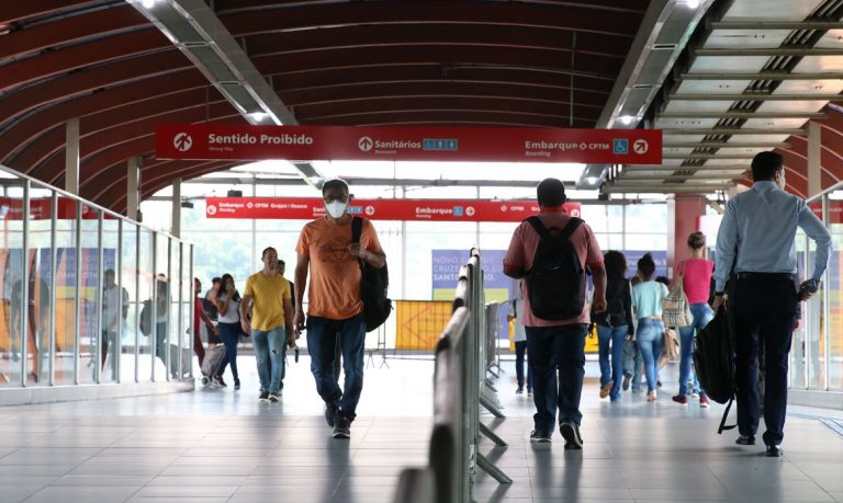 Covid-19: Brasil registra 164 mil novos casos e 943 mortes