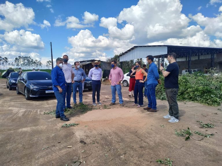 Representantes do Parque Tecnológico de São José dos Campos e Crea-SP visitam pátio de compostagem para troca de experiências