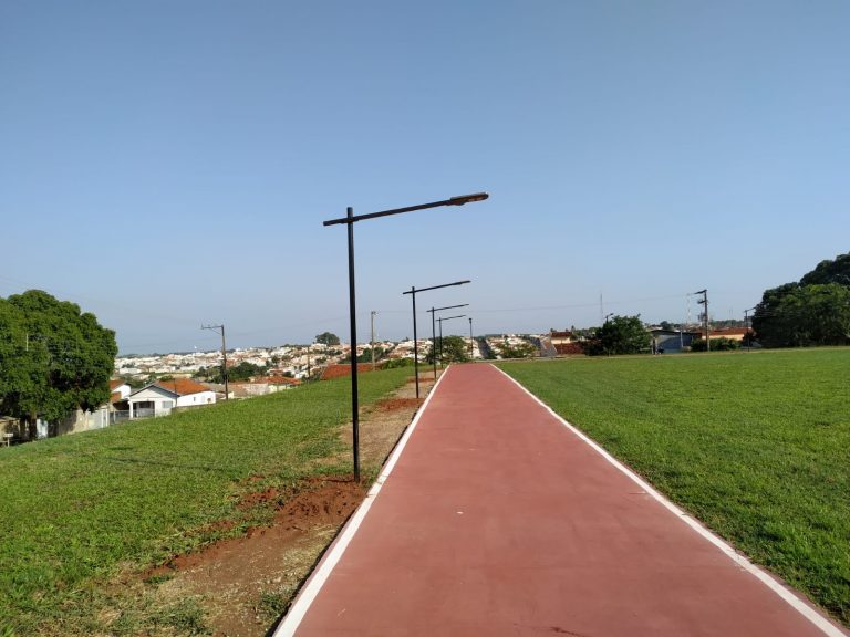 Áreas de esporte e lazer de Adamantina recebem postes de iluminação sustentável