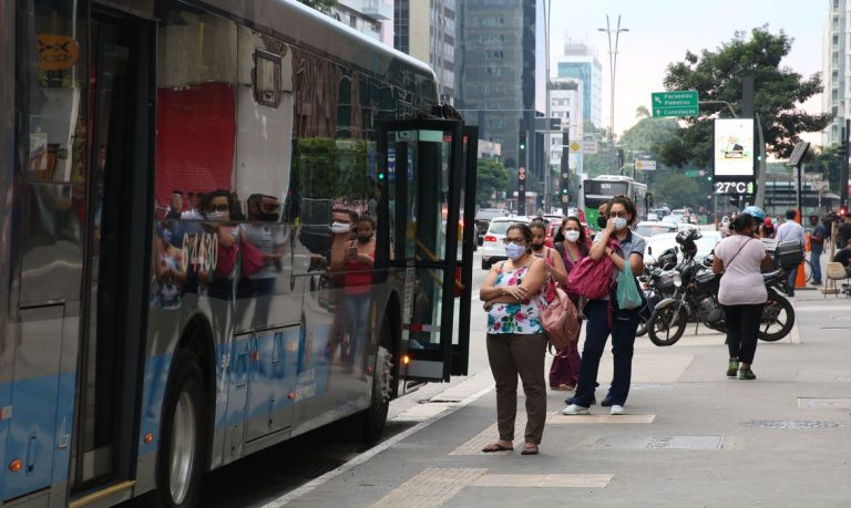 Senado aprova programa que financia passagens de idosos no transporte