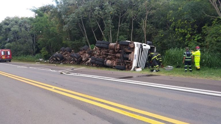 Bitrem tomba na SP-294 em Adamantina