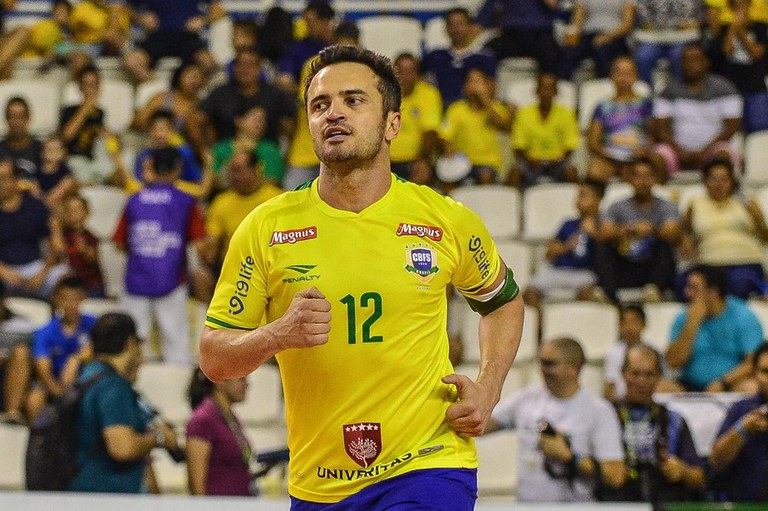 Jogo com o astro de futsal Falcão é antecipado para o dia 02