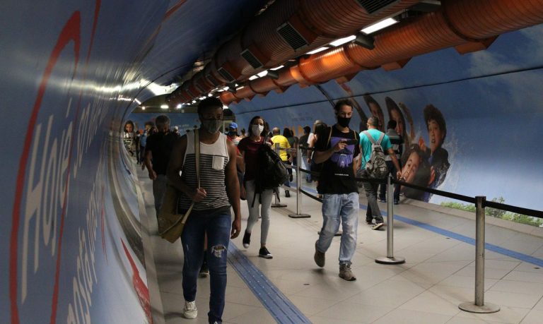 Covid-19: Brasil registra 29,3 milhões de casos e 654 mil mortes