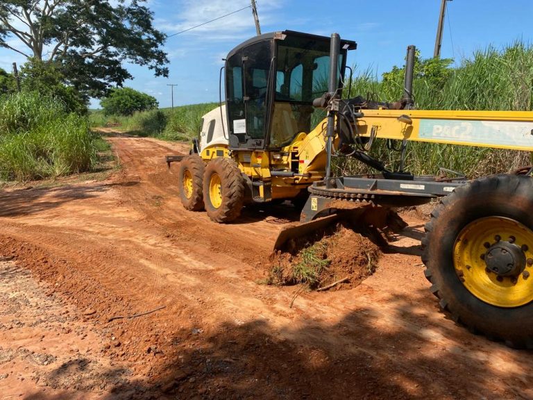 Secretaria de Obras de Adamantina executa manutenção nas estradas rurais