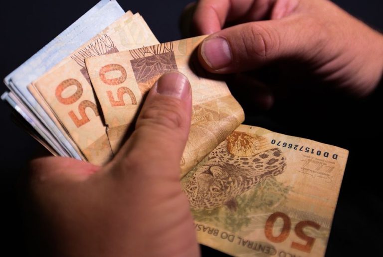 Primeira parcela do décimo terceiro salário deve ser paga hoje