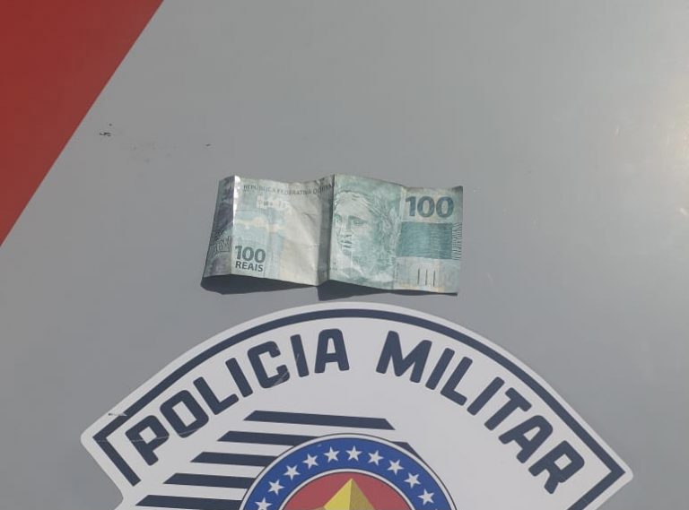 Homens agridem e roubam vítima e vão presos