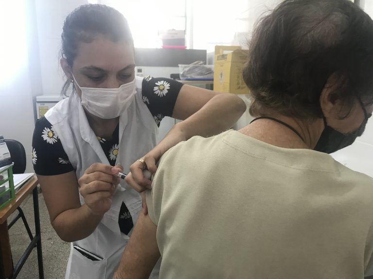 Apenas 20% dos idosos acima de 80 anos tomaram a 4 ª dose em Adamantina