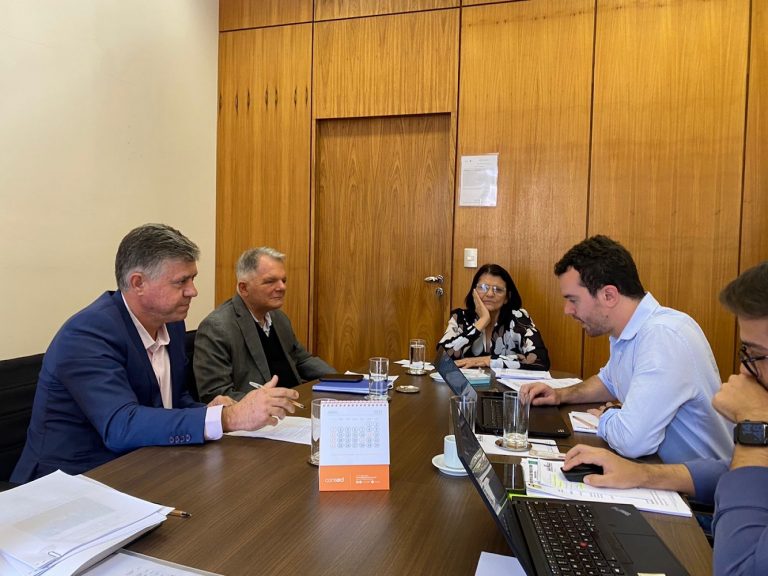 Prefeitura de Adamantina participa de reunião na Secretaria de Educação