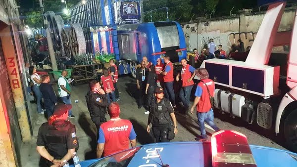 Menina perde a perna em acidente com carro alegórico na saída do Sambódromo; outra perna está em estado crítico