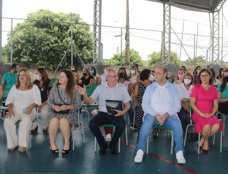 Secretário Estadual de Educação  visita escola do Estado e Cozinha Comunitária de Parapuã