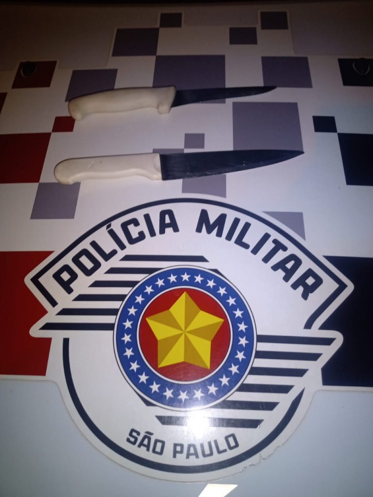 Homem é preso em flagrante pela PM após agredir e ameaçar com facas a própria mãe