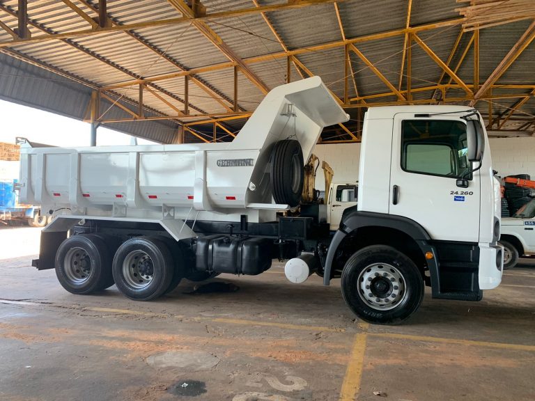 Prefeitura de Adamantina adquire dois caminhões basculantes