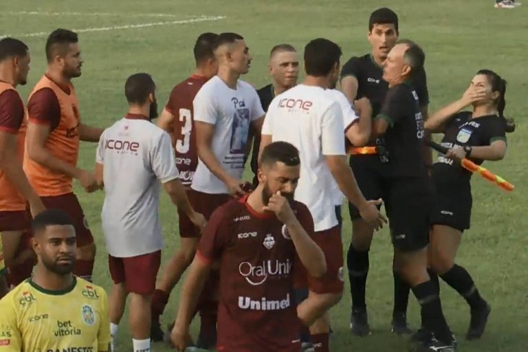 Após dar cabeçada em bandeirinha técnico é demitido durante jogo do Capixaba