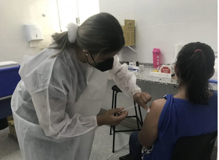 Professores e pessoas com comorbidades podem se vacinar contra a gripe a partir de amanhã