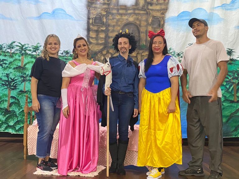 Alunos da EMEF Professora Teruyo Kikuta assistem a peça teatral encenada pelos próprios professores