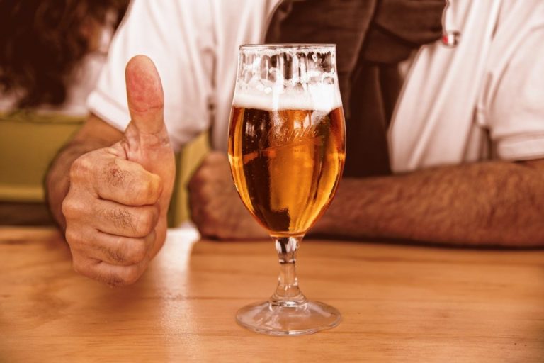 “Colega” chama para tomar cerveja e rouba celular e cartão da vítima