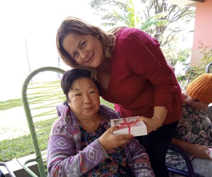 Prefeita de Salmourão entrega presentes às mães e mantas no Lar dos Idosos