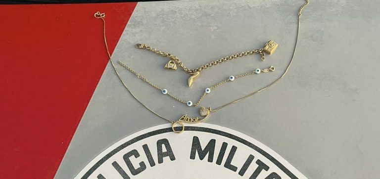 “Colega” furta joias, se esconde debaixo da cama e vai presa